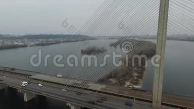 以<strong>基辅</strong>市为背景的<strong>基辅</strong>铁路大桥公路交通的空中摄影